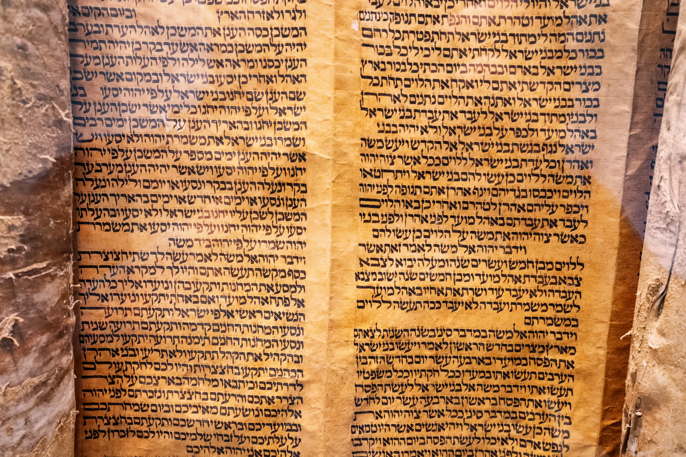 מגילה כתובה ביד באותיות עבריות